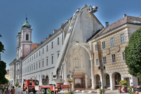 A tűzoltók segítségével tisztult meg a Mátyás emlékmű legmagasabb része
